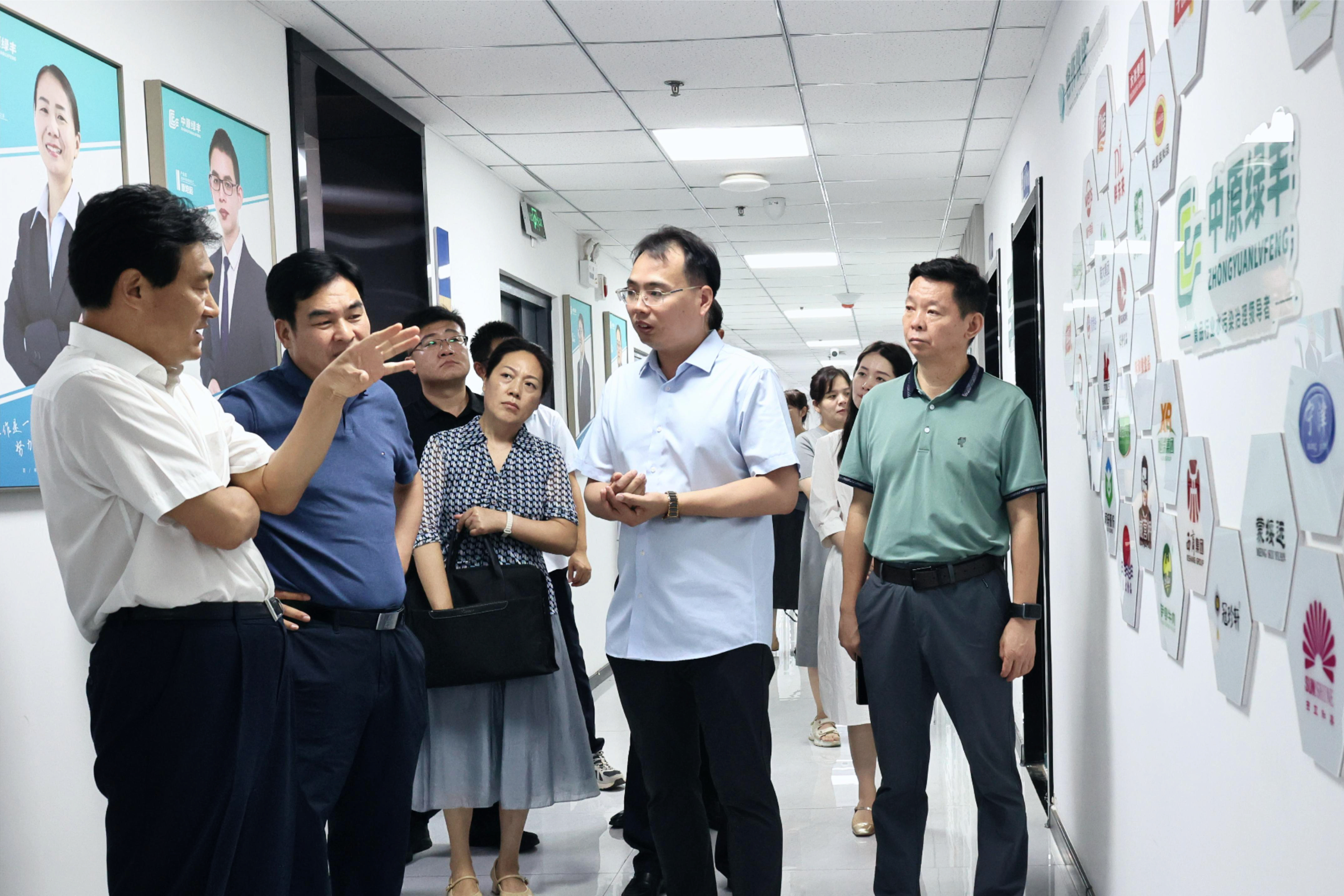 市人大常委會主任王樂新、紅旗區區委書記劉宏鋒、人大常委會主任趙建軍等領導一行 蒞臨公司調研工作