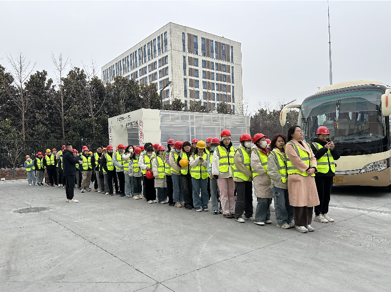 鄭州大學實習生來中原綠豐承建的胖東來污水站學習